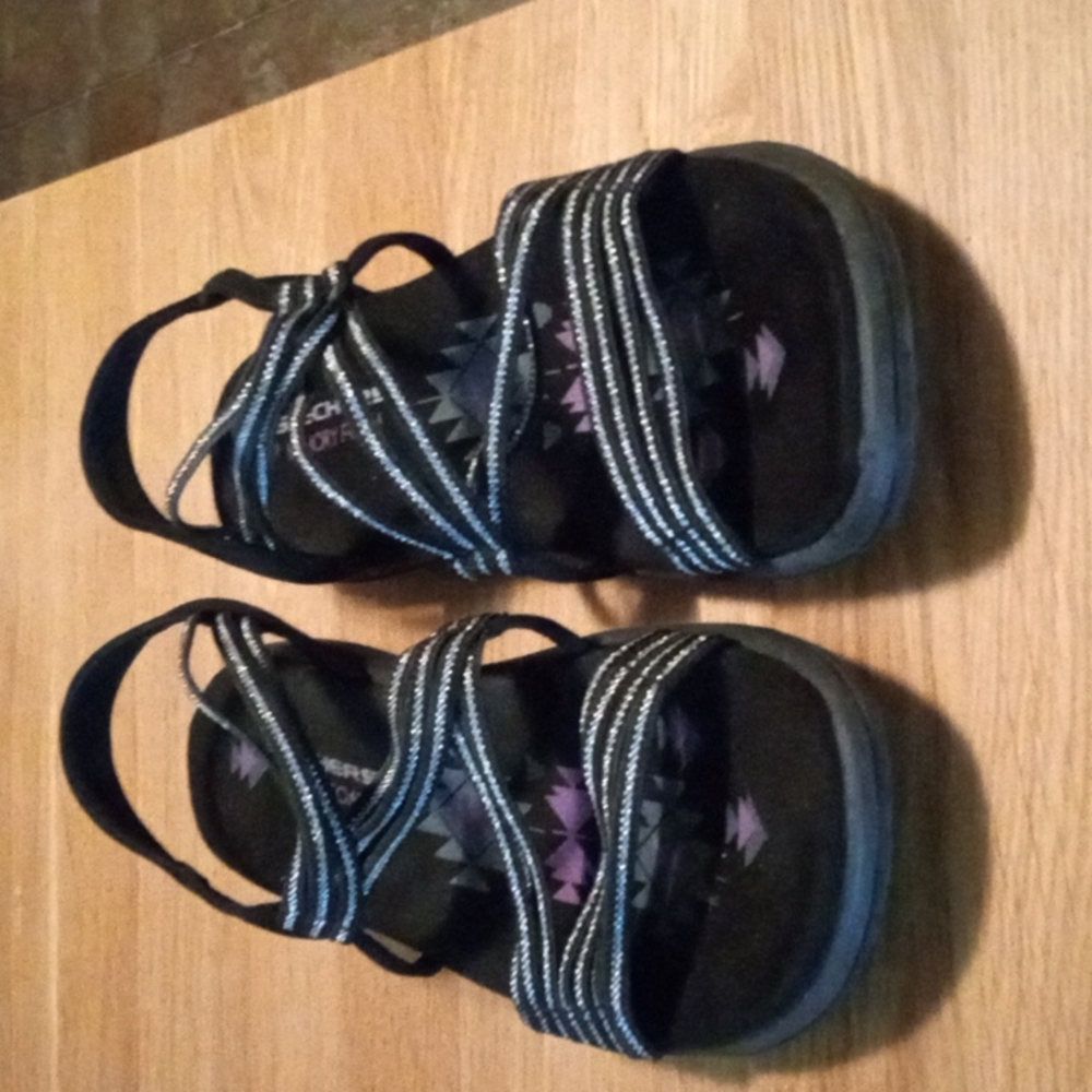 NWOT Sketchers Cross Strap Sandals